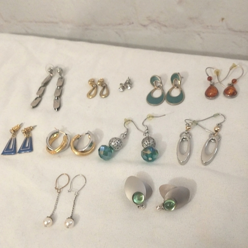 VINTAGE Lot Of 11 Pierced Earrings Faux Amber Pearl enameled silver & gold toned - Picture 2 of 5